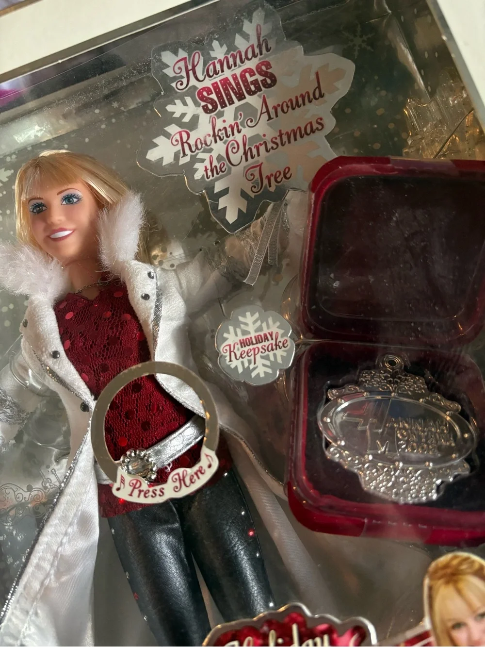 Disney Holiday Pop Star Hannah Doll - White Coat, Red Top